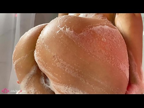 ❤️ Zeshkania masturbon pidhin me vibrator deri në orgazmë intensive në dush ️ Porno tek ne ☑