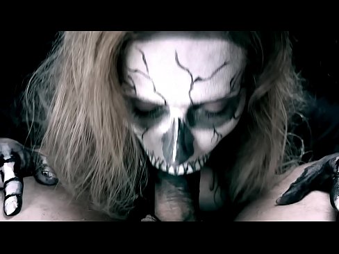 ❤️ Vajzë demonike që thith karin me gojën e saj të zezë dhe gëlltit sperma. ️ Porno tek ne ☑