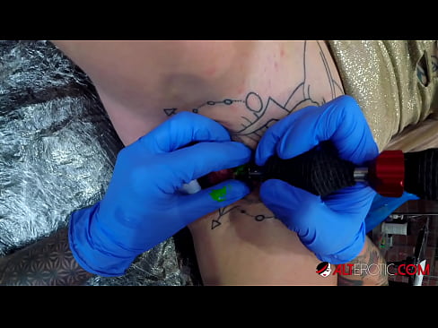 ❤️ E dashura jashtëzakonisht e bërë me tatuazhe, Sully Savage, bëri një tatuazh në klitorisin e saj ️ Porno tek ne ☑